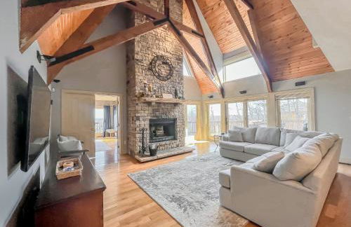 Luxury Stunning Mountaintop Home with Hot Tub and Lake Views - Foto 3