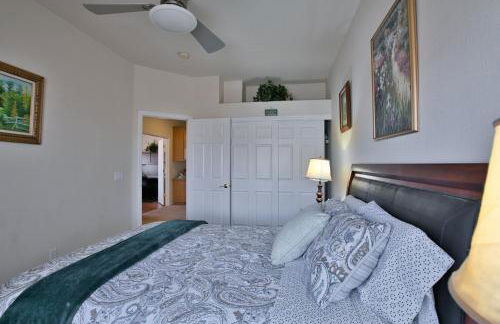 home suite in perfect location - Foto 17