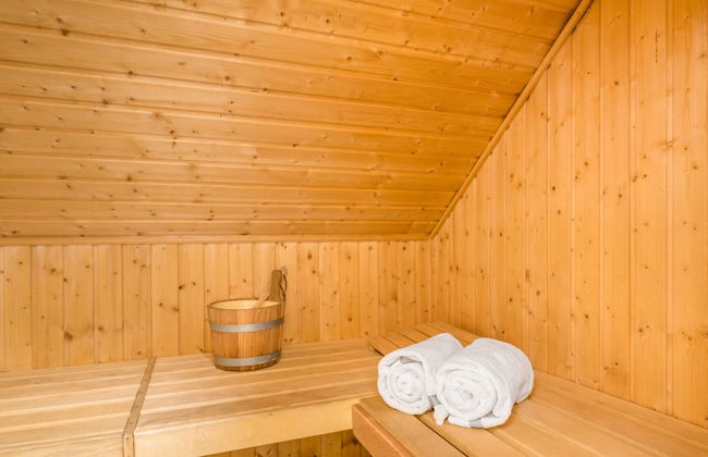 Luxurious Villa With Hot Tub and Sauna - Photo 12