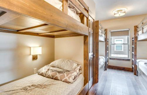 Lavish Retreat with Decks, Steps to Table Rock Lake! - Foto 30