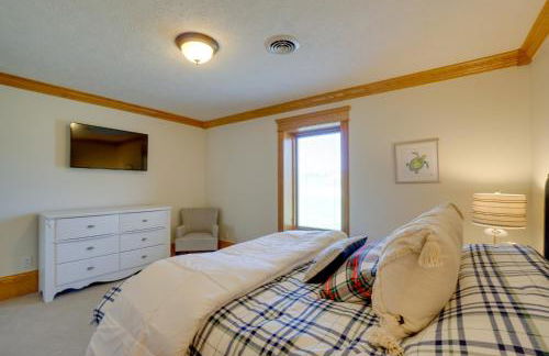 Spacious McArthur Home Private Hot Tub and Pond! - Photo 22