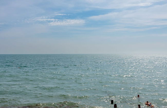 Sunny Seafront Chalet - Sleeps 6 - Photo 31