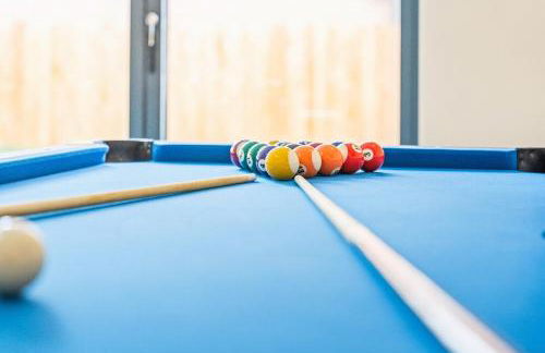 Modern 4-Bed, Parking, Pool Table, Sleeps 11 - Foto 37