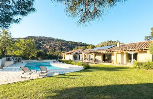 Exclusive Authentic Riviera Villa - Private Pool, Pétanque Court, Panoramic Mediterranean Sea & Estérel Mountain Views - Foto 1