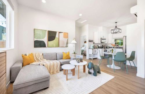 2025 Built Single-Level 2BR Serene Home with 2 AC - Foto 1