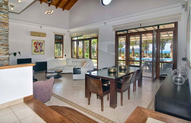 Incredible Large Villa In Paphos Sleeps 14 Children Pool, Jacuzzi, Huge Garden - Foto 17