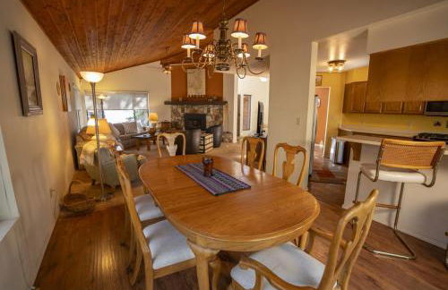3BR Flagstaff Escape with Deck and Pine Views - Foto 31