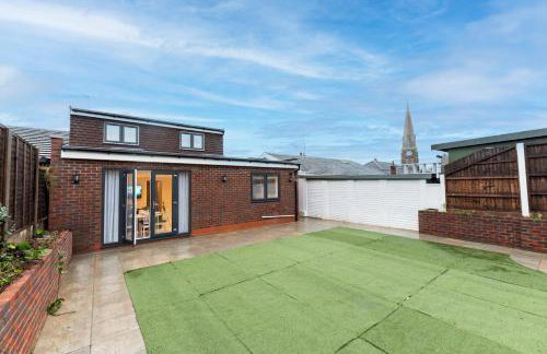 Spacious 4BR Home Walk to Station Parking - Pass the Keys - Foto 42