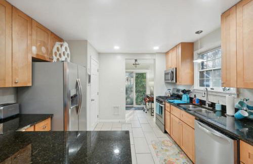 Exclusive Ottawa Hills Private Home, Garage, WD, Gourmet Equipped kitchen, Netflix - Foto 9