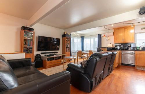 Newport Beach House 1 block from the beach FREE pickleball courts and 6 beach cruisers - Foto 1