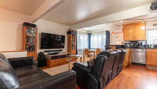 Newport Beach House 1 block from the beach FREE pickleball courts and 6 beach cruisers - Foto 1