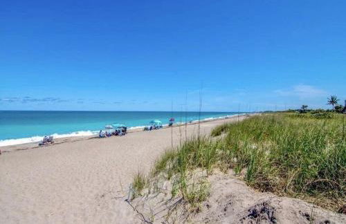 Beachfront paradise Ocean Village Golf Tennis Several heated pools Tiki bar Pickleball insite sports bar and restaurant and much more - Foto 31