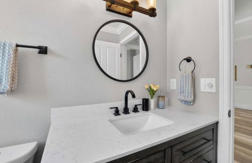 Lakefront 4-Bedroom Home with Pool - Foto 27