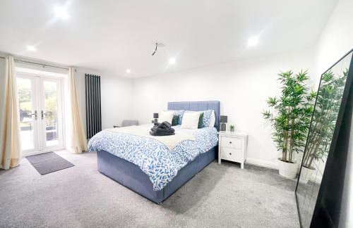 Luxury Private Apartments - Close to Town Centre - Photo 11