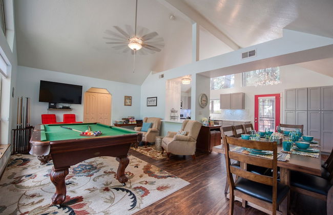 Home In The Pines Near Downtown w Hottub - Foto 1