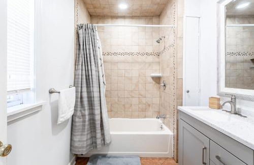 Sunny & Spacious 2BD 1BA WFH Apt-Huge Yard & Patio - Foto 6