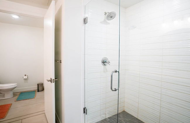 Minimalist & Alluring Condo, Walk to Mile High - Foto 13