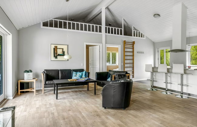 "Ellie" - 300m from the sea - Photo 10