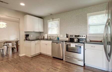 1-Story Home, Fenced Yard, Grill, Firepit, Parking, Sleeps 10, Pet-Friendly, Smart TVs, 10 Mins to Nissan Stadium & Five Points, Cozy Bedrooms, Outdoor Fun, Perfect for Families & Groups - Foto 11