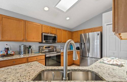 Wheelchair accessible Lakeview 4BR house with pool spa themed rooms game room - Foto 19