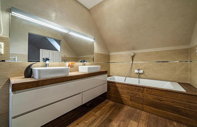 Luxurious Amber Villa With Private Pool and Garden Views - Photo 23