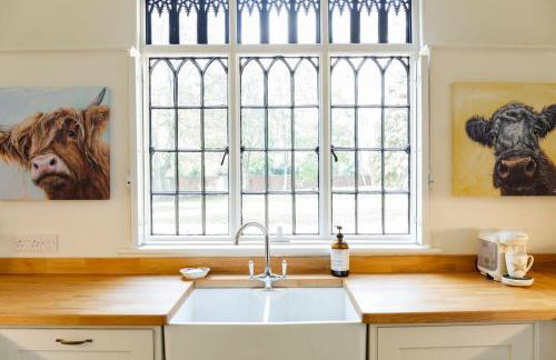 Dorney Windsor Legoland 5 Star Stay for upto 14 guests - Photo 16