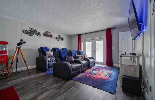 Stylish Lake home with HUGE POOL, Arcade with PS5,and Theater Just 5 min from Legoland - Foto 11