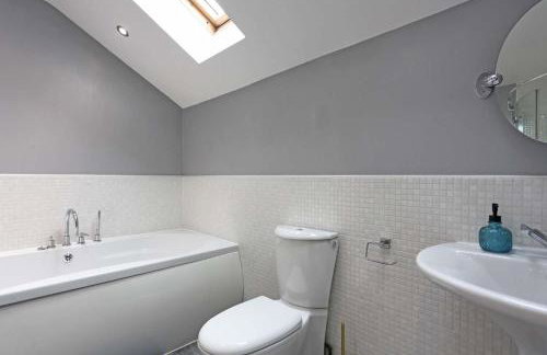 Spacious Dewsbury Home, 8 beds, sleeps 10, Free Parking and Wifi, 3 TVs, Close to motorways - Foto 33