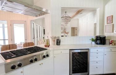 Luxe 4BR with Heated Pool and Hot Tub - Walk to Lake - Foto 11