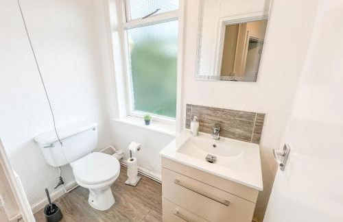 3 Bedroom House - Free Parking-Hospital-Contractors-Families - Long Stay Rates Available - Photo 28