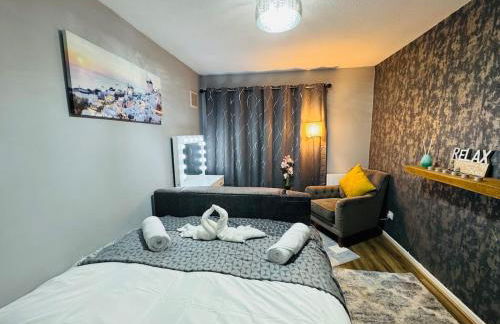 Luxury 2-Bed Apartment,Office with Built-In TV King Bed, Private Entrance and free Parking - Foto 26