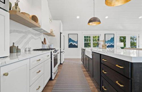 Luxury Lakeview Stay | Main&Guest House, Sleeps 10 - Foto 9