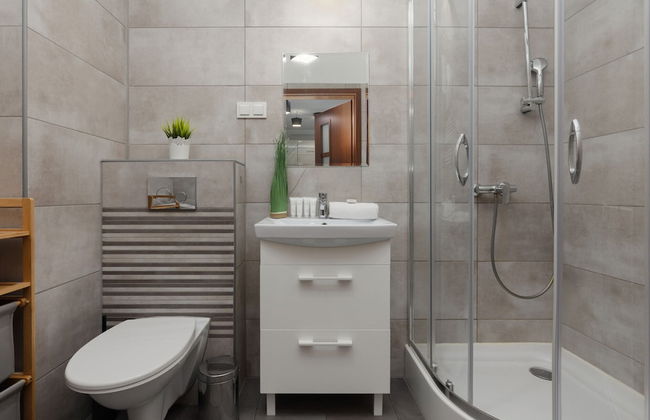 Comfy Apartment With Parking by Renters - Photo 35