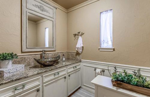 DFW Large Vacation Retreat with Private Pool and Hot Tub - Foto 30