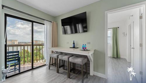 Lake View Top Floor 2 Bed 2 Bath Condo with Balcony - Foto 4, Other