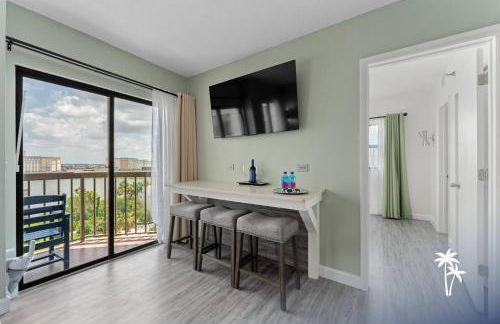 Lake View Top Floor 2 Bed 2 Bath Condo with Balcony - Foto 4