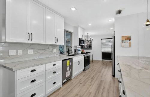 Spacious 3BR Home with Private Pool in Hollywood - Foto 11