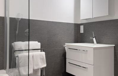 Modernes Wasserfront Wohnung, Terrasse, Parkplatz - Foto 30