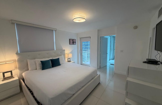 Luxurious 3BR Condo with Pool in Brickell - Foto 77