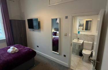 City Centre 4 Bedroom Apartment with Terrace Sleeps 10 by StaySavvy Accommodation - Foto 20