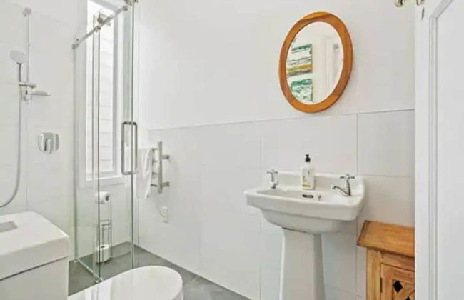 Cheerful 1 Bedroom Home With Free Parking - Photo 6