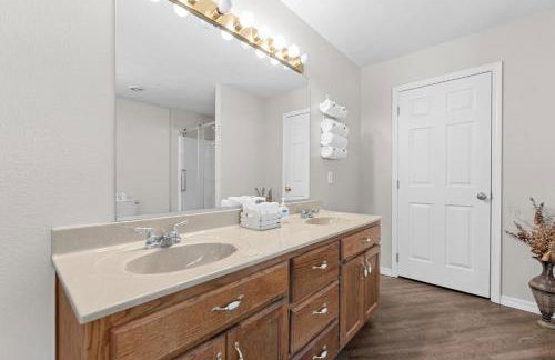 Lakefront Retreat with Deck Movie Room and Yard - Foto 46