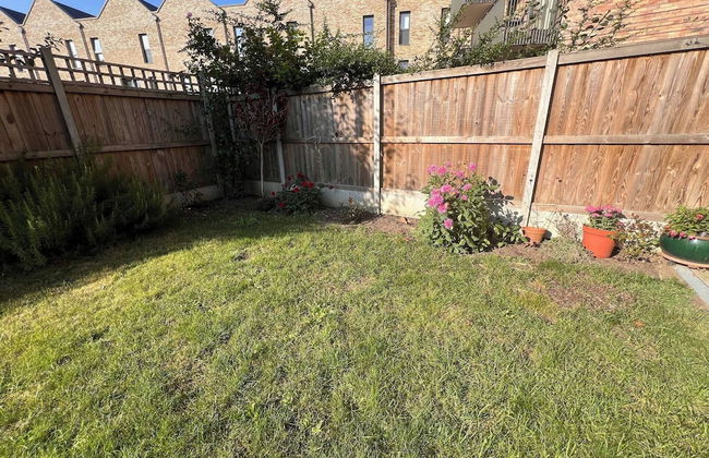 Stylish 3-bed Townhouse With 3 Baths in Southgate - Foto 16