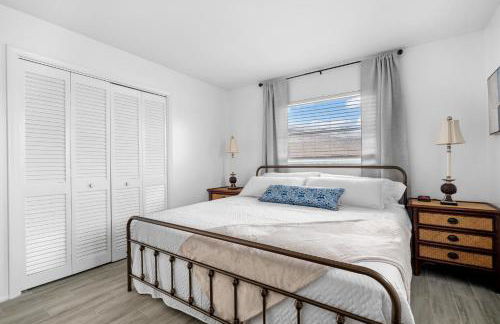 Venice Lakefront Pool Home - Photo 12