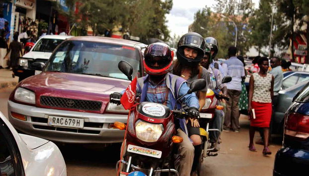 Recorriendo en moto el centro de Kigali