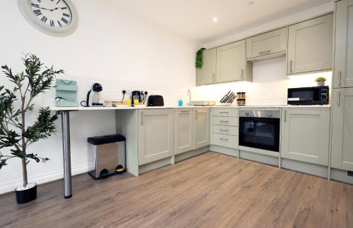 large 2 bed central apartment with balcony and private parking - Foto 19