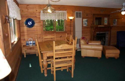 Secluded Rustic Cabin Rental in the Woods of Squaw Lake in Northern Wisconsin - Foto 3