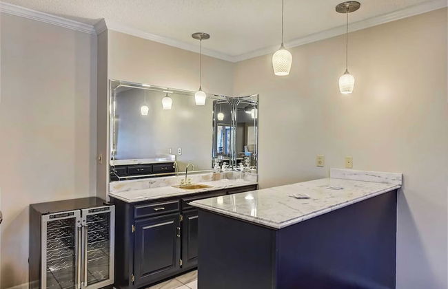 Lakefront Home Private Dock, Tiki Bar, Firepit Shore to Please by Avantstay - Foto 10