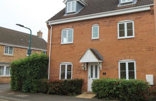 The Iris house is close to city centre and is ideal for tourists, visiting family members or work related activities including contractors - Foto 29