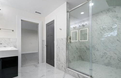 Brand New 4BR Near Downtown and Lucas Oil Stadium - Photo 16